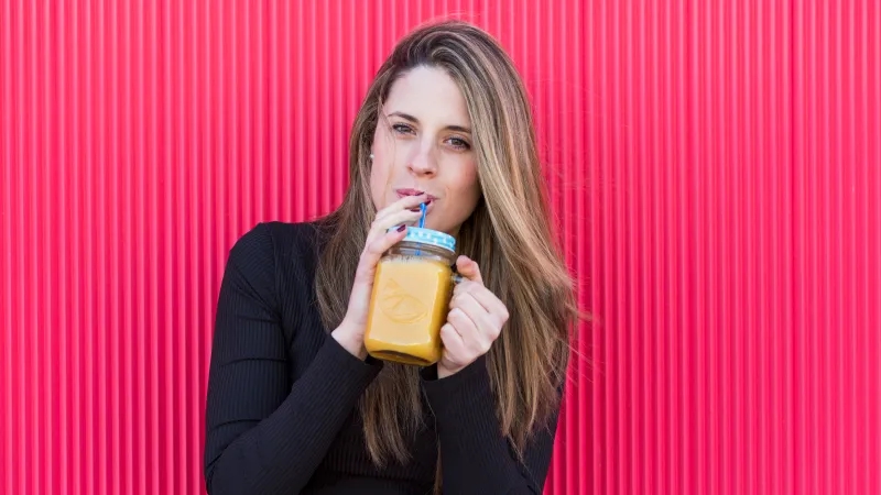 21 نوشیدنی مفید برای کم‌خونی: بهترین آبمیوه‌ برای کم‌خونی، دمنوش‌ها و اسموتی‌های خون‌ساز