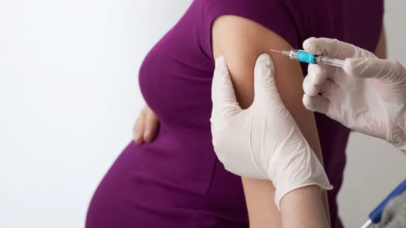 واکسن آنفولانزا در بارداری؛ عوارض، بهترین زمان و مراقبت‌های لازم