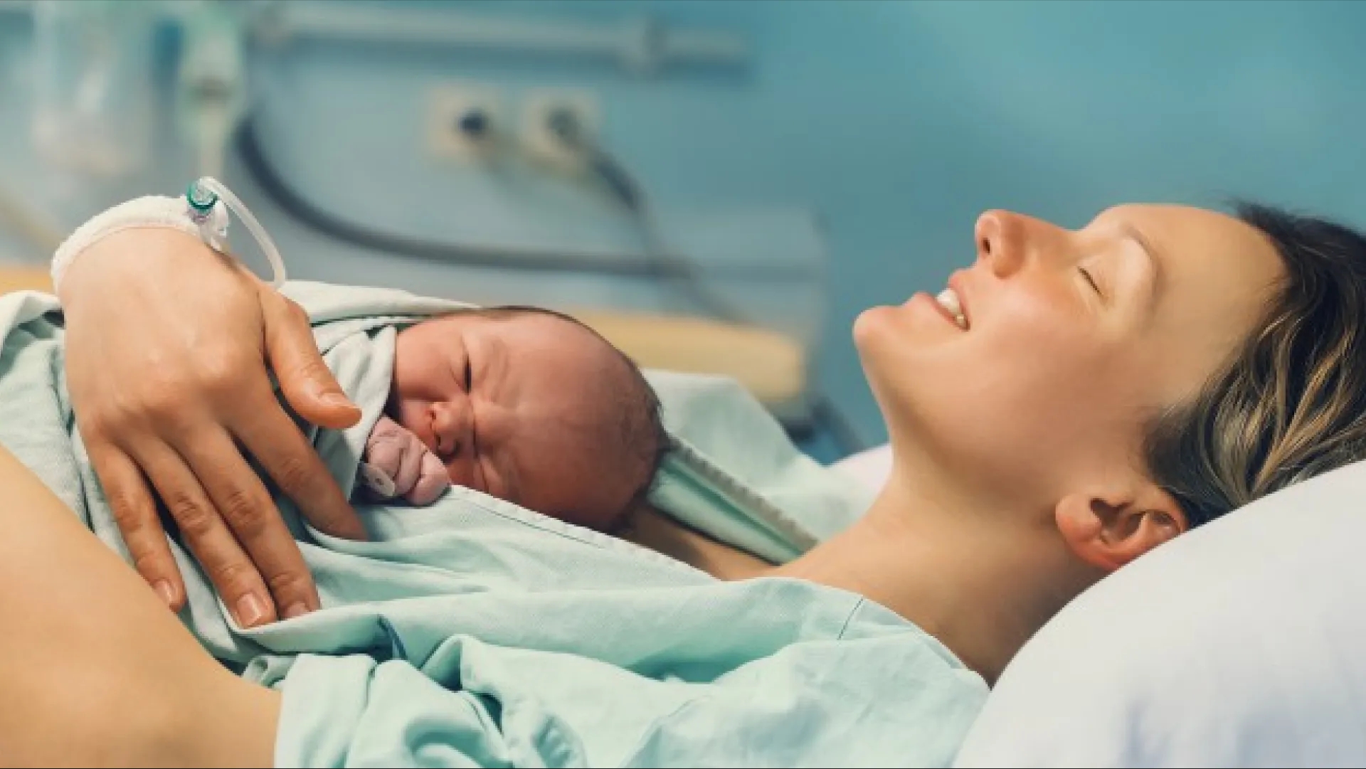زایمان طبیعی یا سزارین؟ کدام بهتر است و عوارض کمتری دارد؟