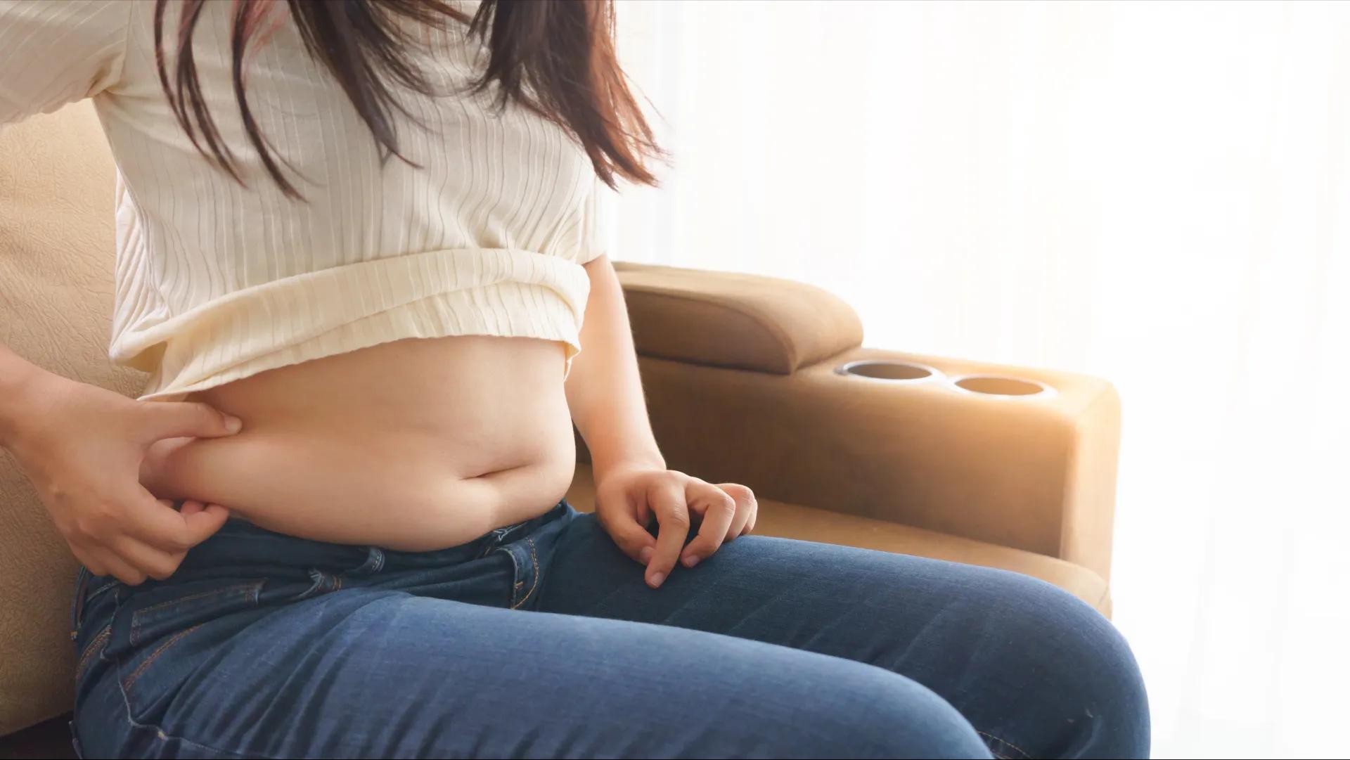 دلایل نفخ شکم در پریودی چیست و چگونه آن را درمان کنیم؟