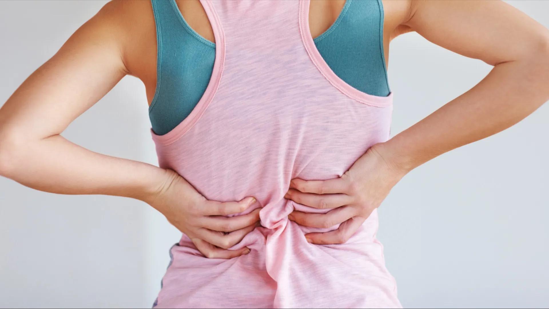 علت استخوان درد در پریود به همراه درمان‌های خانگی و حرکات ورزشی برای تسکین درد