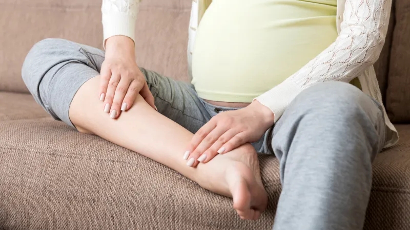 ورم پا در بارداری چه زمانی خطرناک است؟ علل و علائم خطرناک