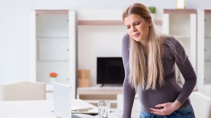درد زیر شکم در بارداری از کی شروع میشود و چه زمانی نگرانکننده است؟
