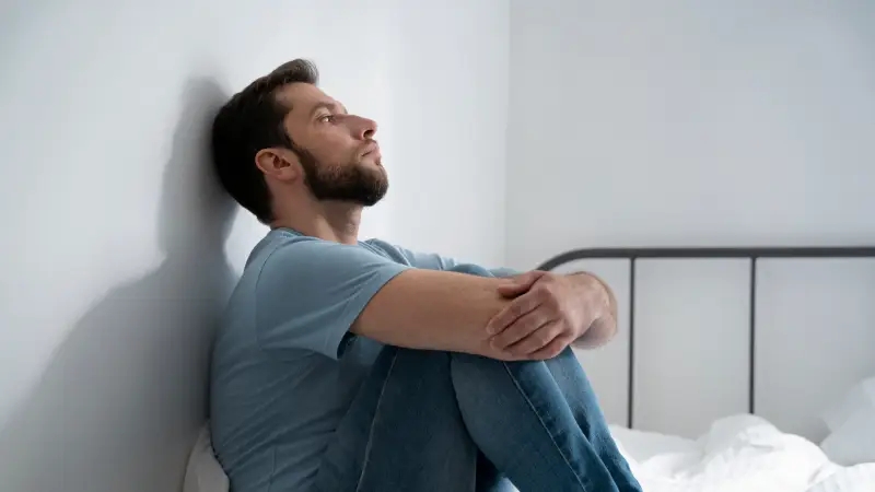 پریود مردانه چیست؟ (بررسی علل IMS، علائم و درمان)