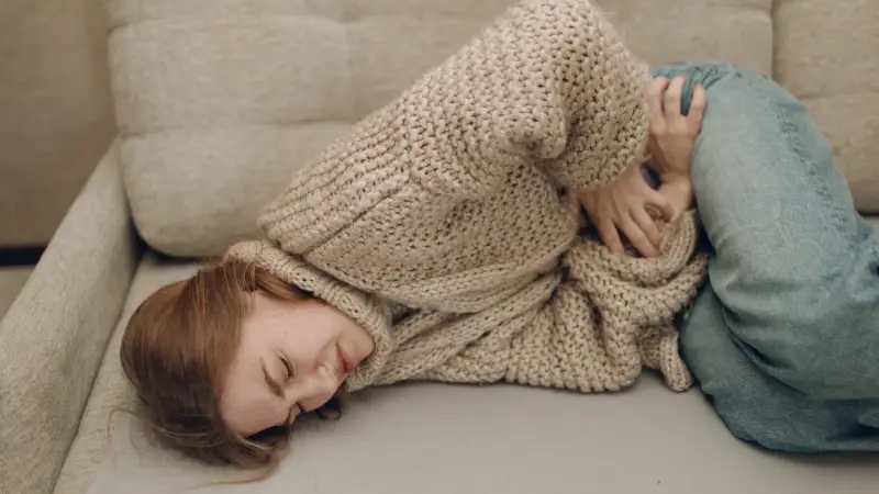 علت درد زیر شکم سمت راست و چپ در زنان چیست؟تشخیص و درمان